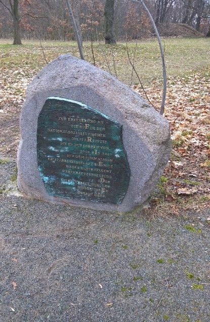 Ankündigung: 8. Mai Pflege des Gedenksteins für die Opfer der nationalsozialistischen Militärjustiz in Burghausen